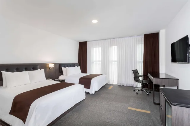 غرفة ثلاثية بسريرين مزدوجين، Wyndham Costa del Sol Lima Airport 2/2