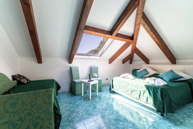 Room, Queen and Twin Beds, Sea View, Exterior Entrance, Attic، Hotel Villa Annalara 4/10