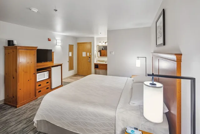 Room, King Bed, Ocean View, Edgewater Hotel Seward 1/2