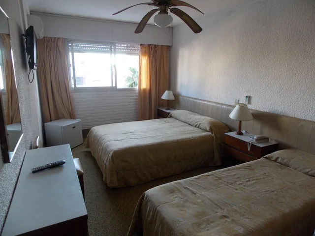 غرفة ثلاثية بسرير مزدوج، Shelton Hotel 1/1