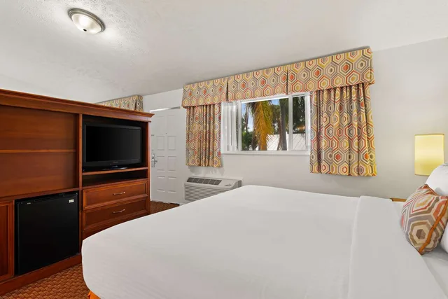 جناح بسرير كينج مع أريكة، Best Western Port St. Lucie 2/3