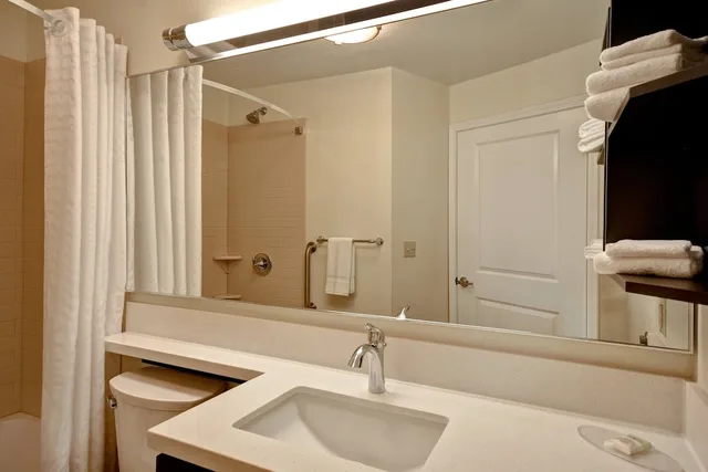 جناح بسرير كوين بغرفة نوم واحدة لذوي الإعاقة، Candlewood Suites St. Clairsville 1/2
