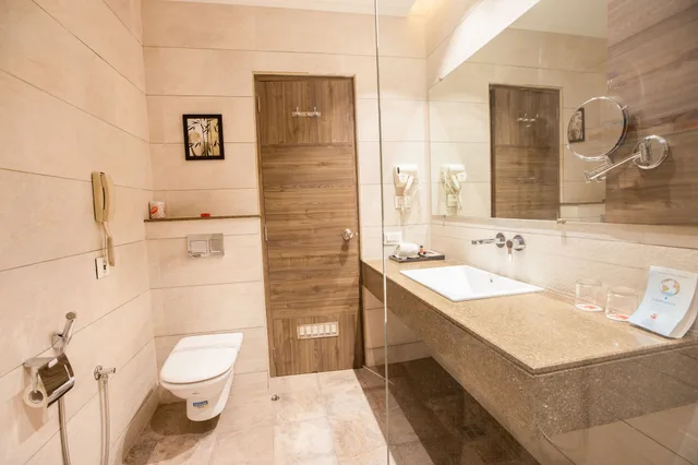 غرفة ديلوكس بسرير كينج، Ab Clarks Inn Jalandhar 2/3