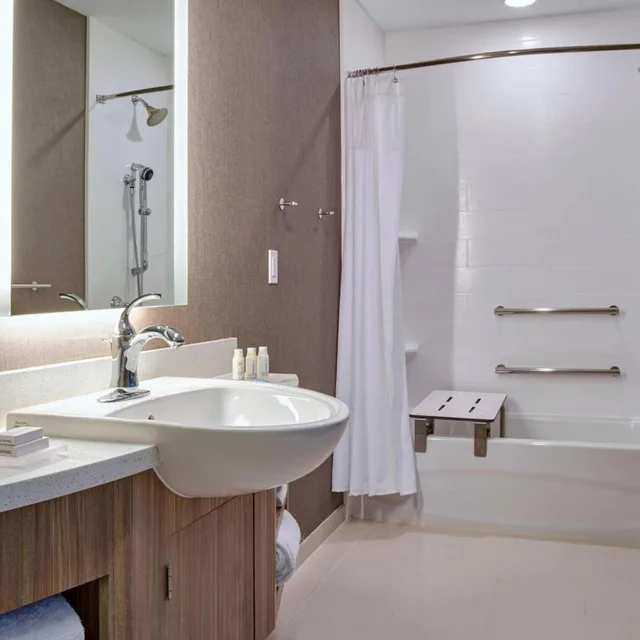 جناح بسرير كينج مع أريكة لذوي الإعاقة، Springhill Suites Grand Rapids West 6/10