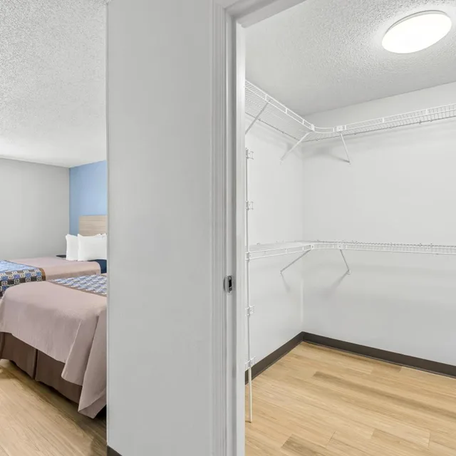 غرفة عائلية مع أريكة، Suburban Studios Copley Akron West 3/5