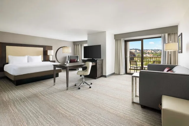 جناح استوديو بسرير كينج بإطلالة على النهر بشرفة مع أريكة، Hampton Inn & Suites Napa 2/10