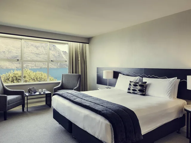 غرفة بسرير كينج بإطلالة على البحيرة، Movenpick Queenstown 1/3