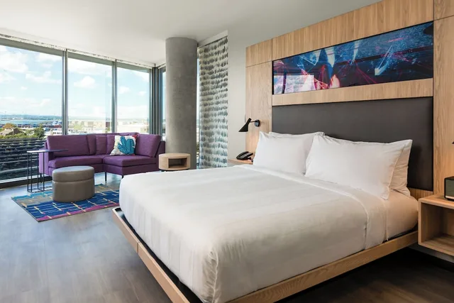 Room, King Bed, Corner, Accessible, Aloft San Juan 2/3