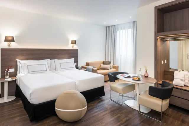 غرفة ثلاثية بسرير مزدوج، Melia Madrid Serrano 1/3