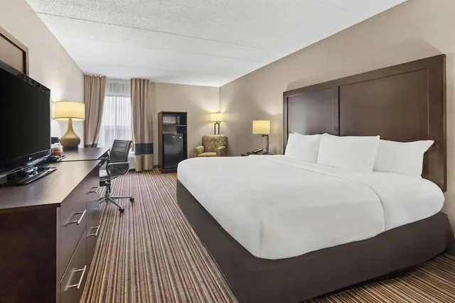 غرفة قياسية بسرير كينج، Comfort Inn Lehigh Valley West 1/6