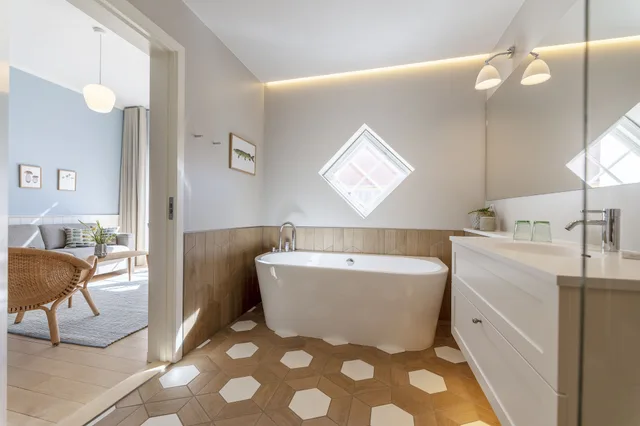 جناح جونيور بسرير مزدوج بحوض استحمام، Ruths Hotel 4/4
