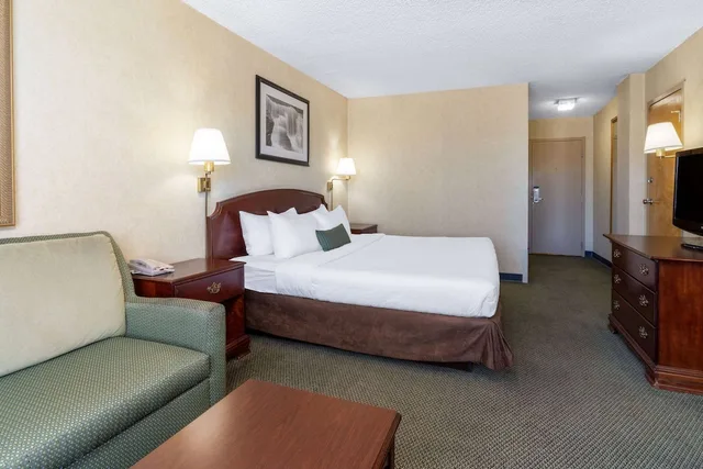 غرفة بسرير كينج، Ramada By Wyndham Reno Hotel And Casino 1/9