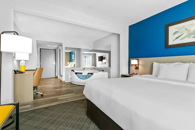 غرفة بسرير كينج بجاكوزي، Comfort Inn & Suites Grand Blanc/Flint 5/10