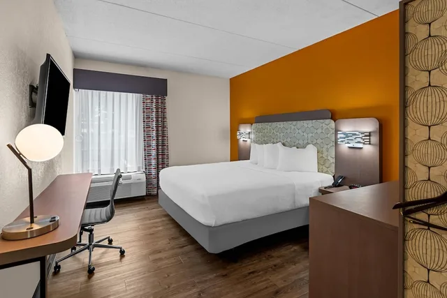 غرفة بسرير كينج لذوي الإعاقة، Spark by Hilton Syracuse Carrier Circle 6/8