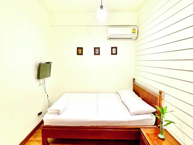 غرفة قياسية بسرير مزدوج بحمام مشترك، Les Fleurs Bangkok Hostel 2/3