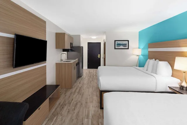 غرفة بسريرين كوين بمطبخ صغير، La Quinta Inn & Suites by Wyndham Sevierville / Kodak 2/4