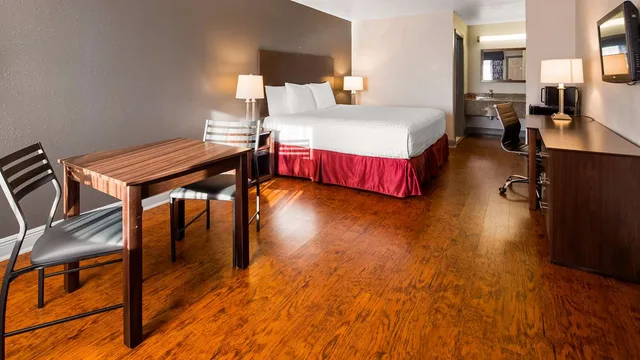 غرفة بسرير كينج بحوض استحمام لذوي الإعاقة، SureStay Plus Hotel by Best Western Hammond 2/4