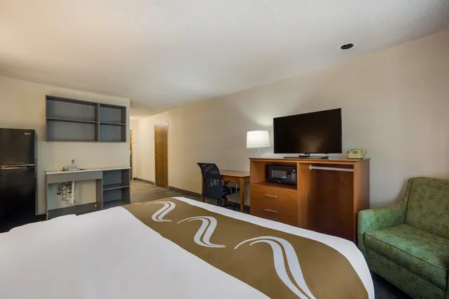 جناح بسرير كينج، Suburban Studios Canon City, CO 4/7