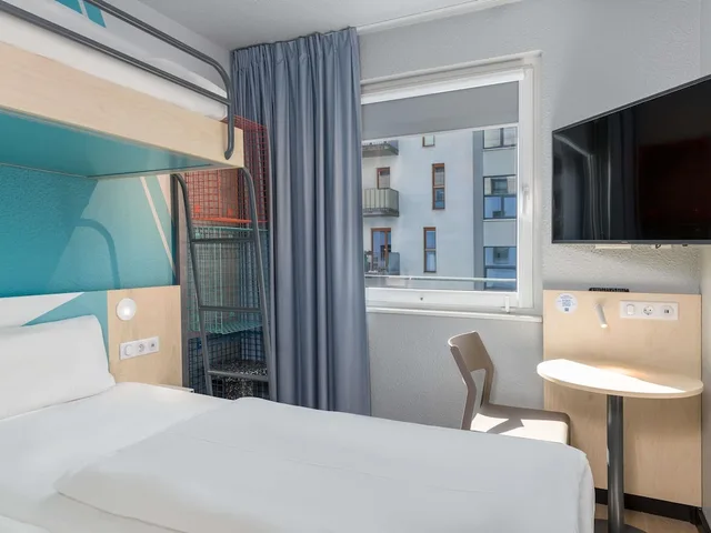 Compact, Double Bed, Garden View، ibis budget Hamburg St Pauli Messe 5/10