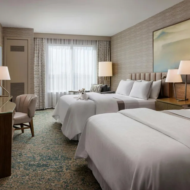 غرفة تقليدية بسرير كينج وسريرين كوين، The Westin Calgary Airport 4/10