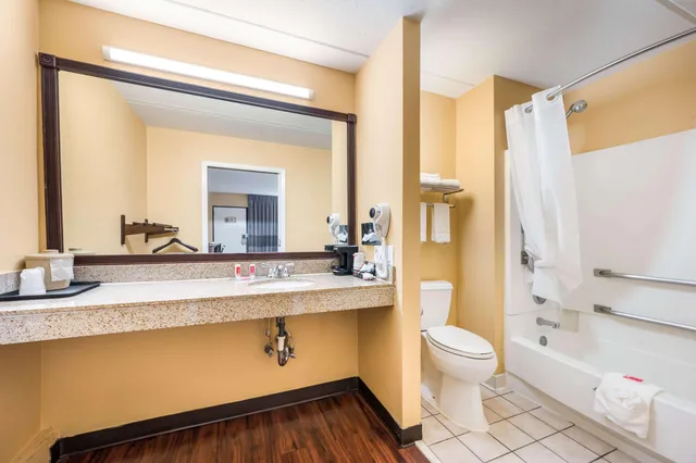 غرفة بسرير مزدوج، Econo Lodge Columbus near Airport 4/4