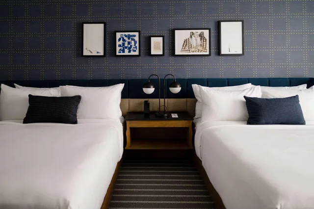 غرفة بسريرين كوين، Cambria Hotel Boston Somerville 2/3