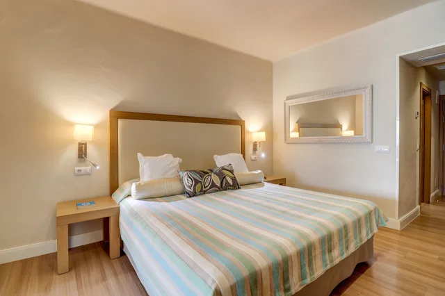 غرفة قياسية بسرير مزدوج بإطلالة على البحر بشرفة بغرفة نوم واحدة، Hotel Hoposa Uyal 6/8