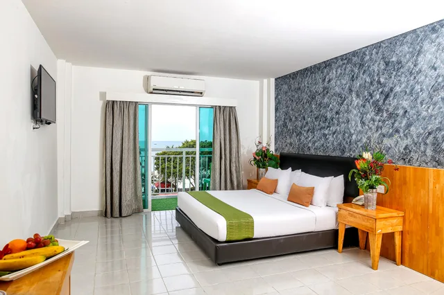 غرفة ديلوكس بسرير كينج بشرفة، Langkapuri Resort Langkawi 1/1