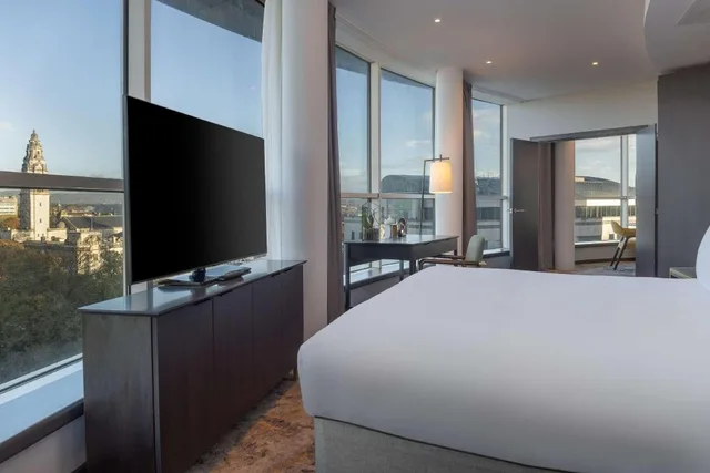 جناح رئاسي تنفيذي بسرير كينج مع دخول الصالة، Hilton Cardiff Hotel 2/6