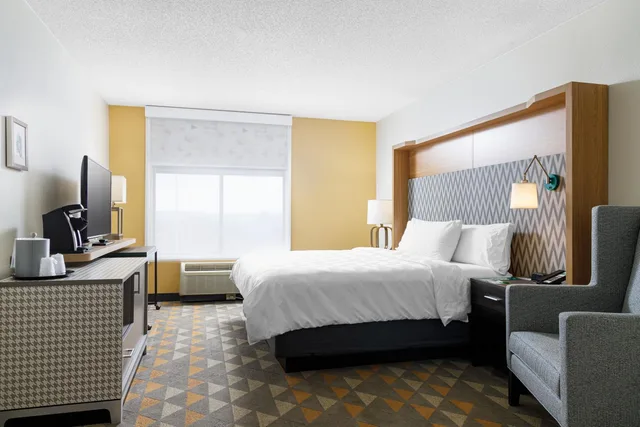 غرفة بسرير كينج مع أريكة، Holiday Inn Cleveland 2/5