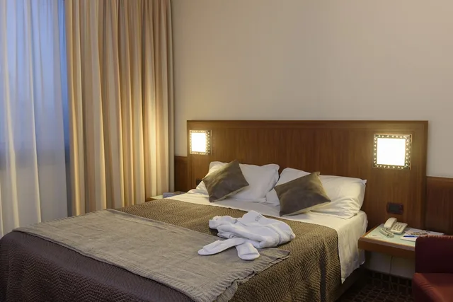 Deluxe, Triple, 1 Queen and 1 Single Bed, First Hotel Malpensa 2/7