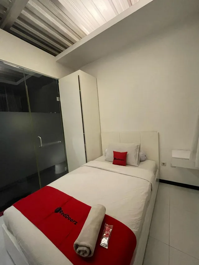 غرفة مفردة، Reddoorz Plus Near Parahyangan University 2/4