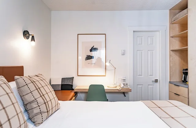 غرفة بسرير كوين، Swiss Chalet Motel 2/3
