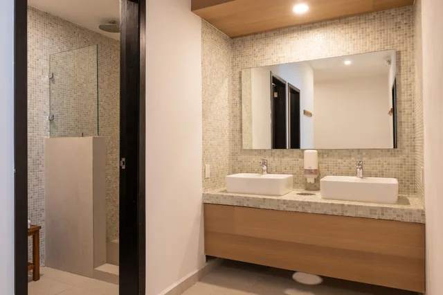 Female Dorm, Female Only, 6 Bunk Beds، Mayan Monkey Tulum 3/5
