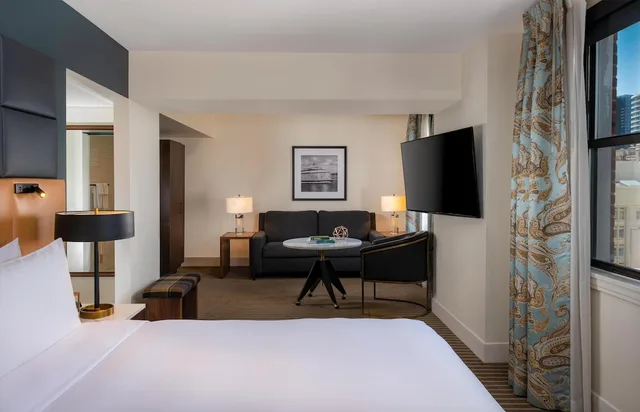 غرفة سوبيريور بسرير كينج، Hotel Theodore Seattle Downtown, Tapestry by Hilton 1/4