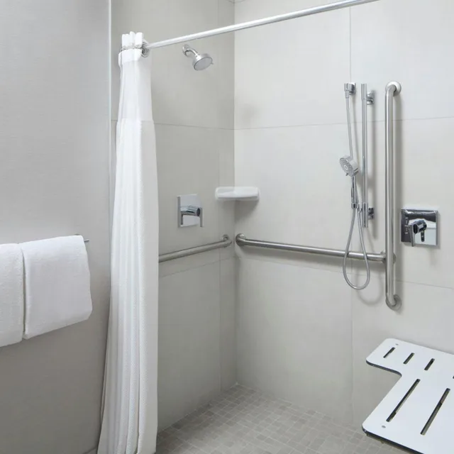 غرفة بسرير كينج مع أريكة بحوض استحمام لذوي الإعاقة، Courtyard By Marriott Waldorf 6/8