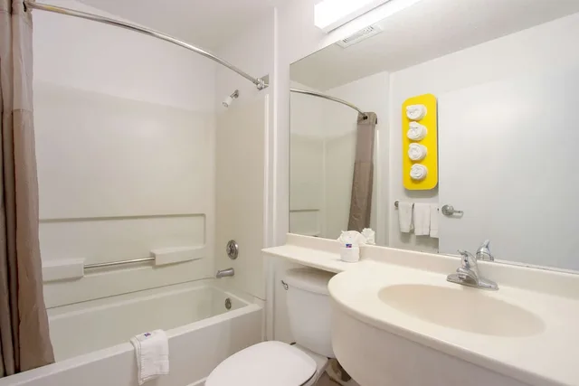 Suite, Queen Bed, Motel6 El Paso, TX - Southeast 4/7