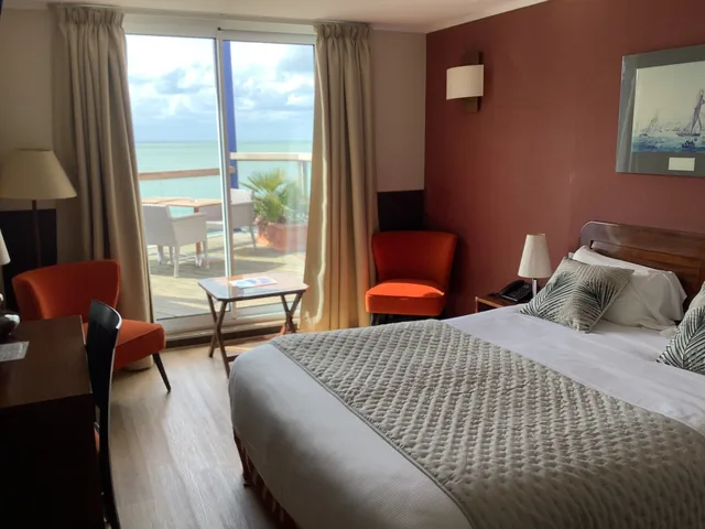 غرفة سوبيريور بسرير كوين بإطلالة على البحر بشرفة، La Petite Rade Hotel 1/3