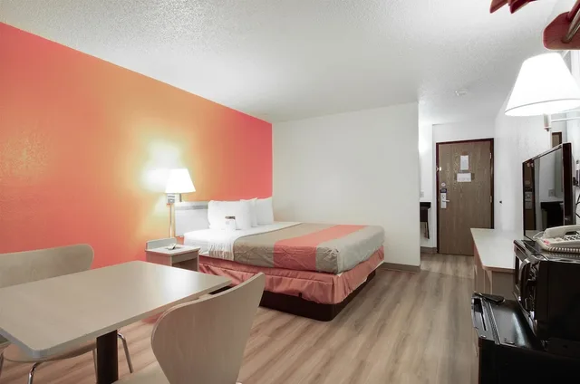 غرفة قياسية بسرير كينج، Motel6 Colby, KS 4/6
