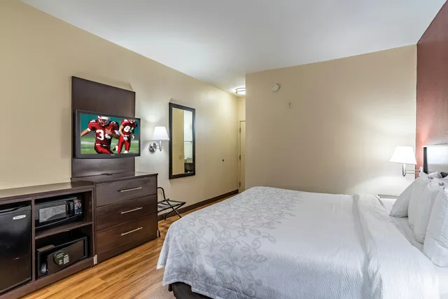 Superior, King Bed, Red Roof PLUS Phoenix West 4/8