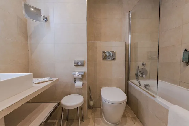 جناح جونيور ديلوكس بسرير مزدوج مع أريكة بجاكوزي، Maritim Antonine Hotel and Spa Malta 3/4