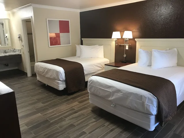غرفة قياسية بسريرين كوين، Abby S Anaheimer Inn 2/7