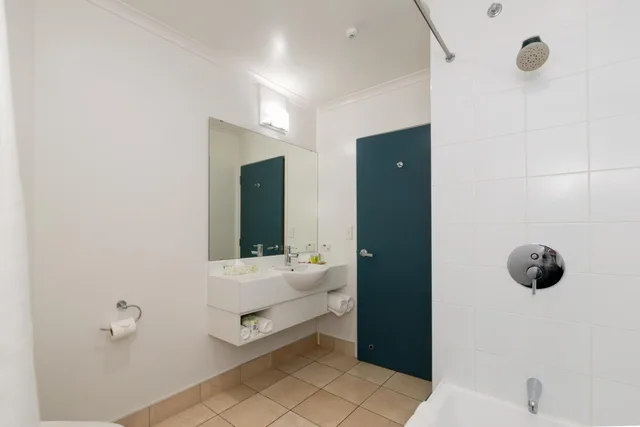 Plus, Superior, 1 Queen and 1 Single Bed، Heartland Hotel Auckland Airport 4/5
