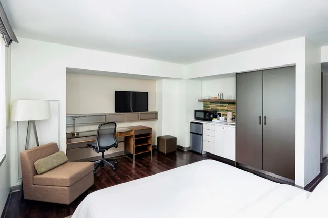 غرفة بسرير كينج، Element Boston Seaport Hotel 1/2