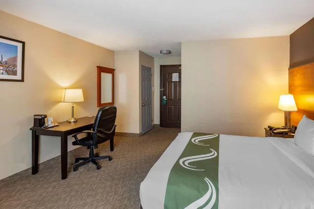 غرفة بسرير كوين مع أريكة، Quality Inn Toronto Airport 7/10