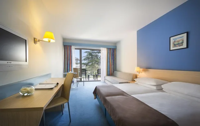 غرفة كومفورت عائلية بإطلالة على المتنزه بشرفة مع سرير إضافي، Remisens Hotel Lucija 1/5