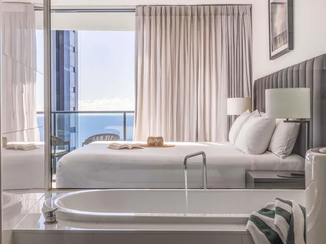 2 Bedrooms, Suite, King and Twin Beds, Sky View، Peppers Broadbeach 2/6