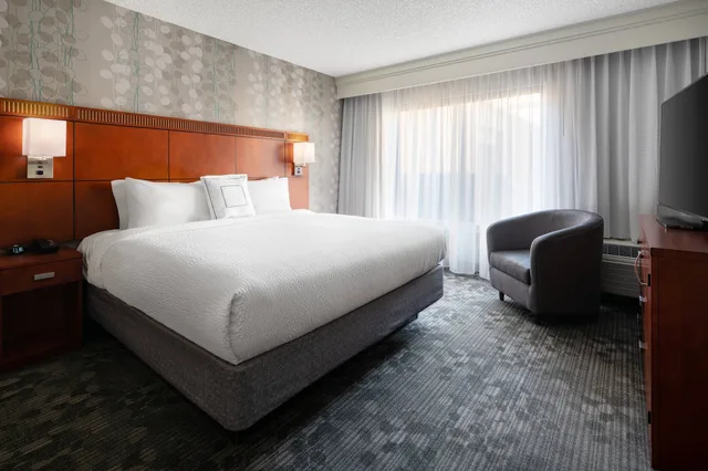 غرفة بسرير كينج بإطلالة على الحديقة مع أريكة، Courtyard by Marriott San Jose Cupertino 1/8