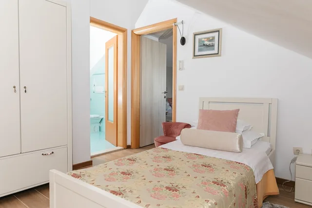 جناح سوبيريور بسرير كينج وسرير فردي بإطلالة على البحر مع أريكة في الطابق العلوي، HOTEL PARK HVAR 1/8