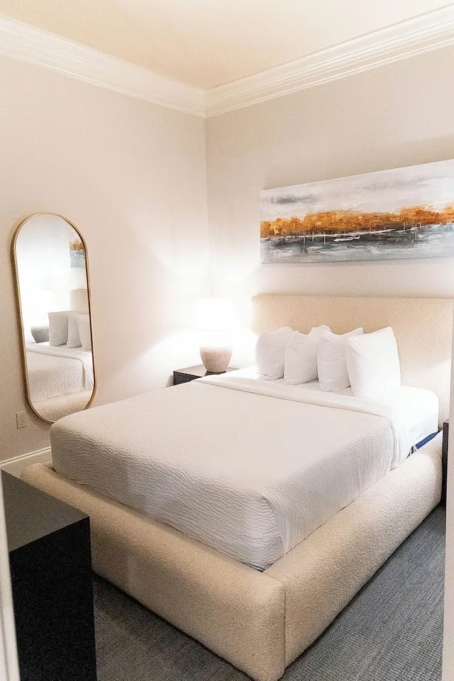 جناح بسرير كينج وسرير كوين بغرفتي نوم، Carriage House Hotel 1/4